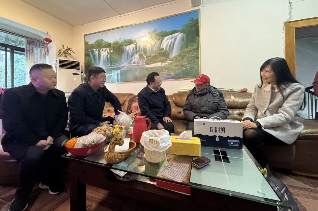 省国资委党委委员、副主任何政走访慰问省尊龙凯时集团老党员、老干部