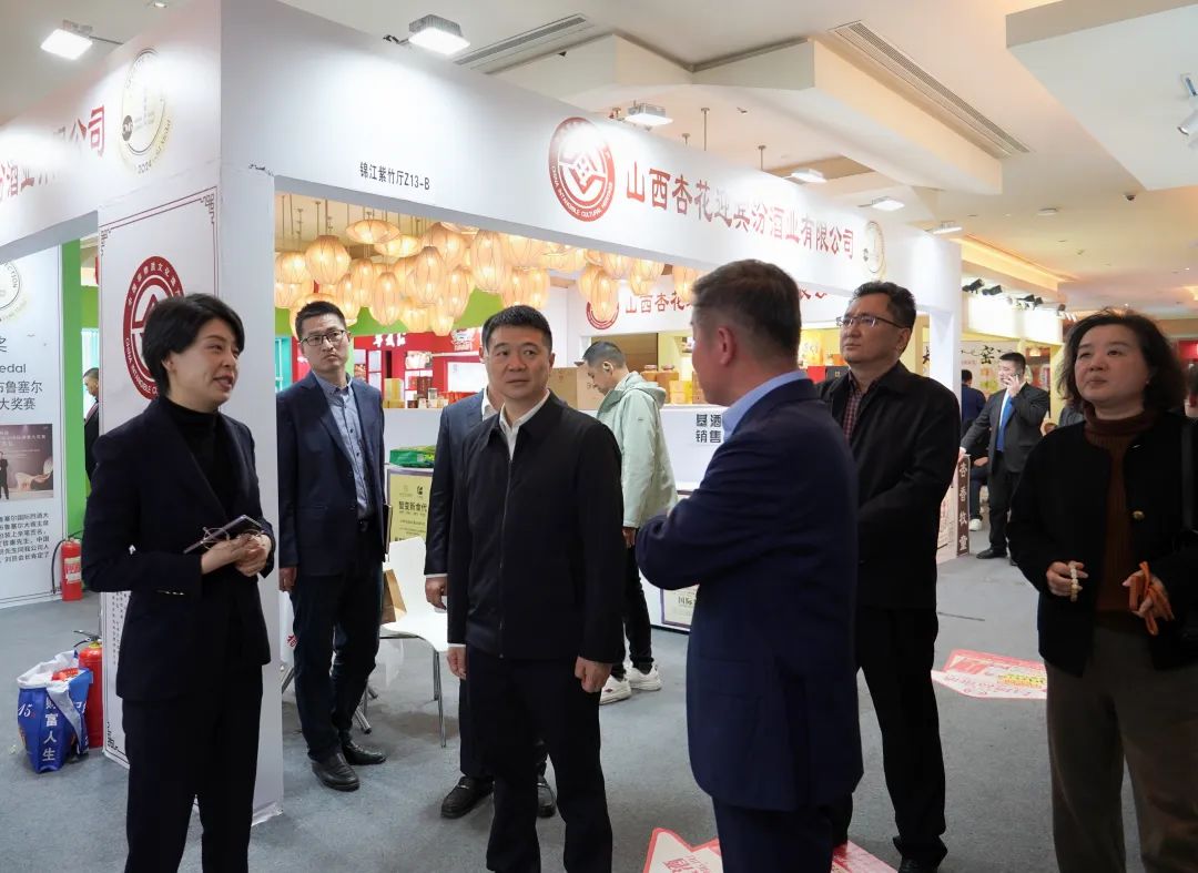 省尊龙凯时集团党委书记、董事长游勇率队到2025锦江宾馆春季酒类商务洽谈会现场检查指导重点工作